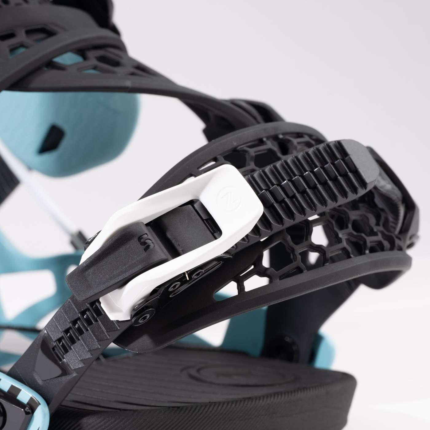 Flow NX2 Hybrid 2025 | Nidecker | CA Flow Nx2 Hybrid 2025 Bindings Nidecker Premium Swiss Snowboard